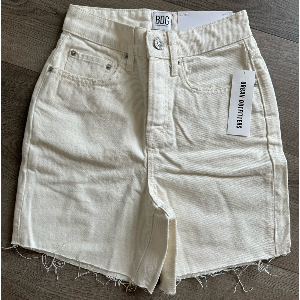 NWT BDG 90’s long inseam short in cream size 24